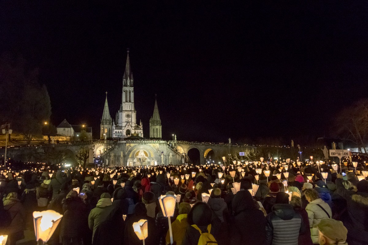 Au Sanctuaire Notre Dame de Lourdes, la Procession Mariale tous les soirs à 21H