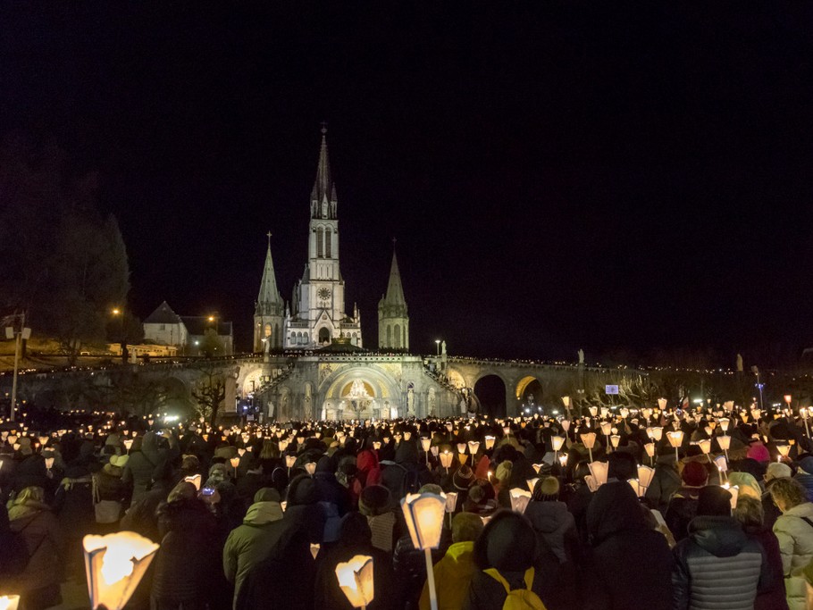 Au Sanctuaire Notre Dame de Lourdes, la Procession Mariale tous les soirs à 21H