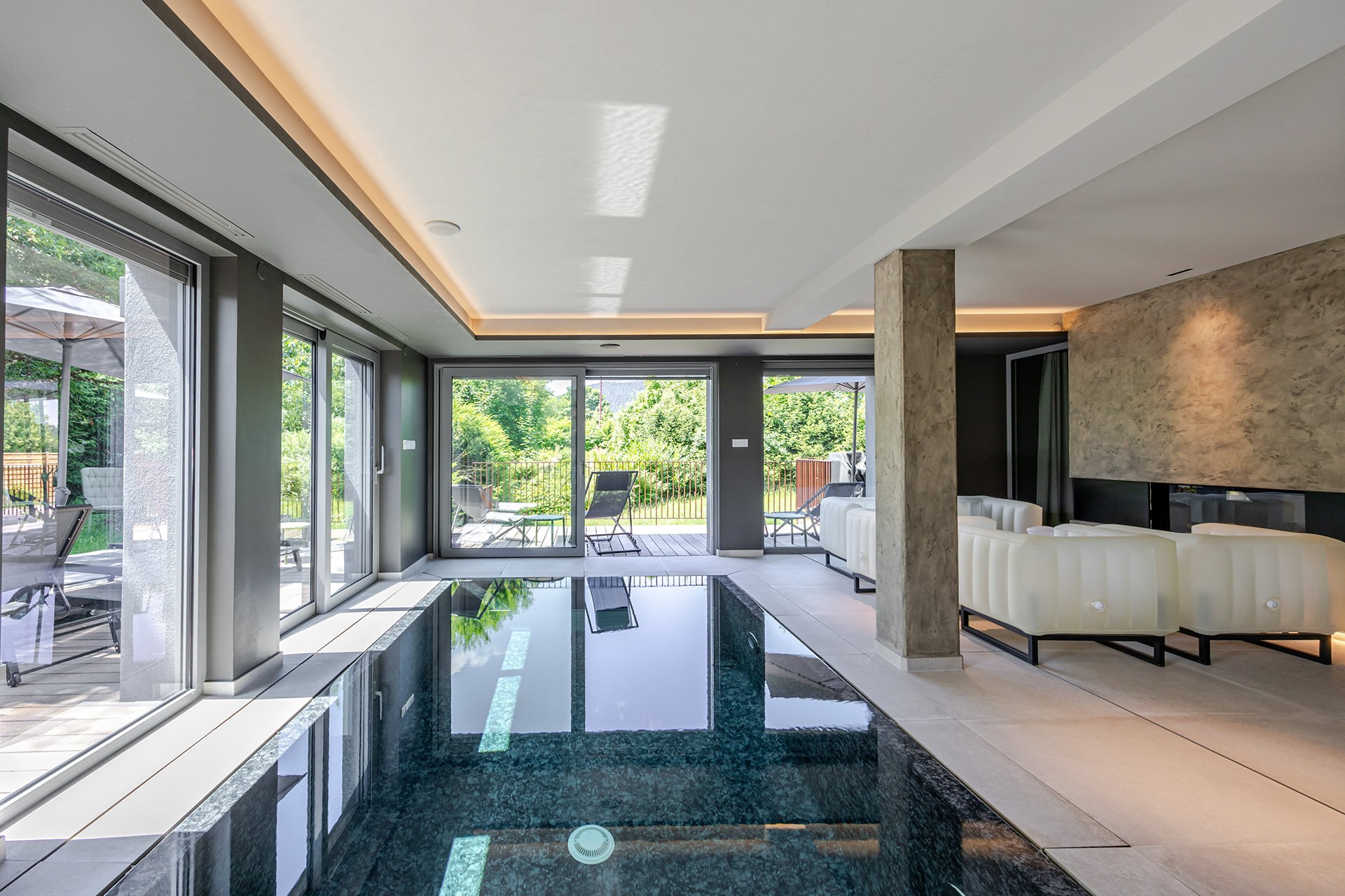 La Loge aux Loups, maison contemporaine avec piscine intérieure, sauna, local vélo, à 100 m du lac