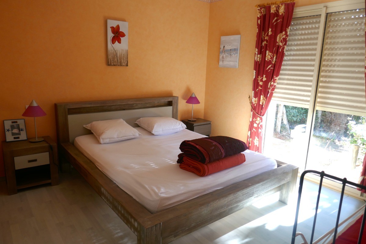 Chambre avec un lit en 160 et un lit en 90