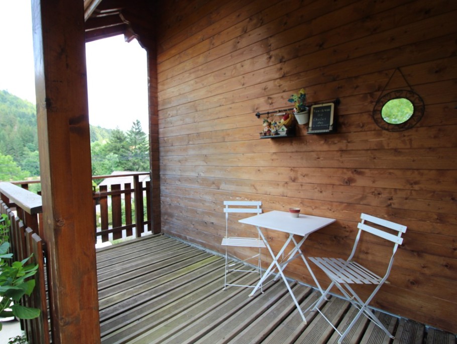 Balcon donnant accès au rez de chaussée.