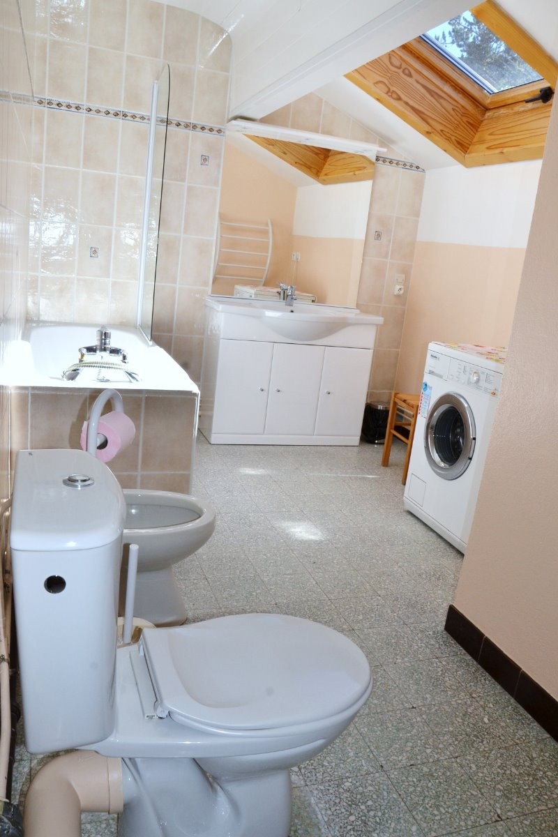 Salle de bains avec baignoire