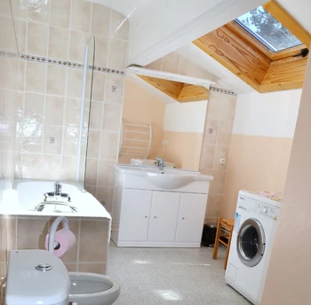 Salle de bains avec baignoire