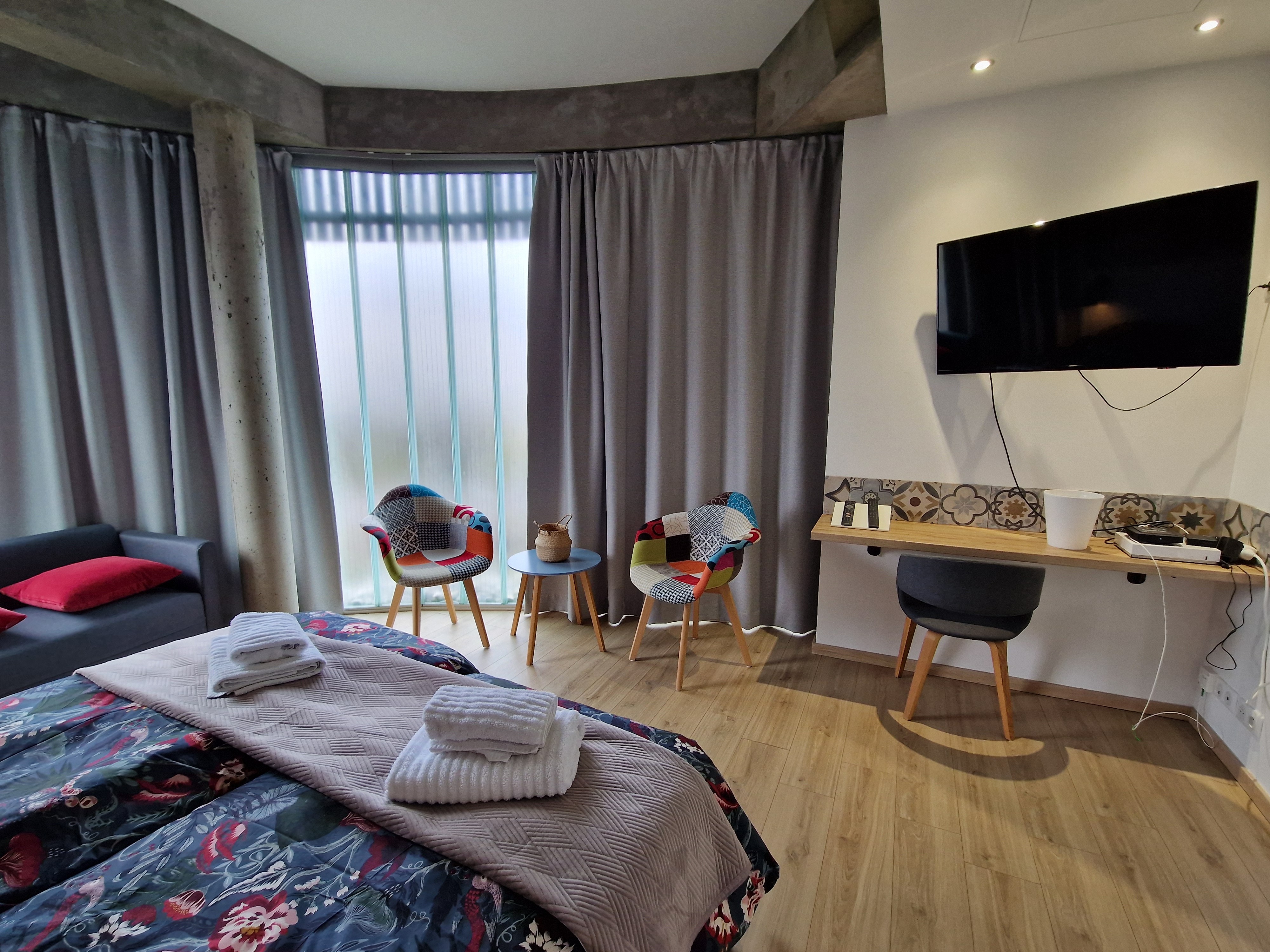 Chambre spacieuse et lumineuse - Appartement Lellipsse Vittel Centre