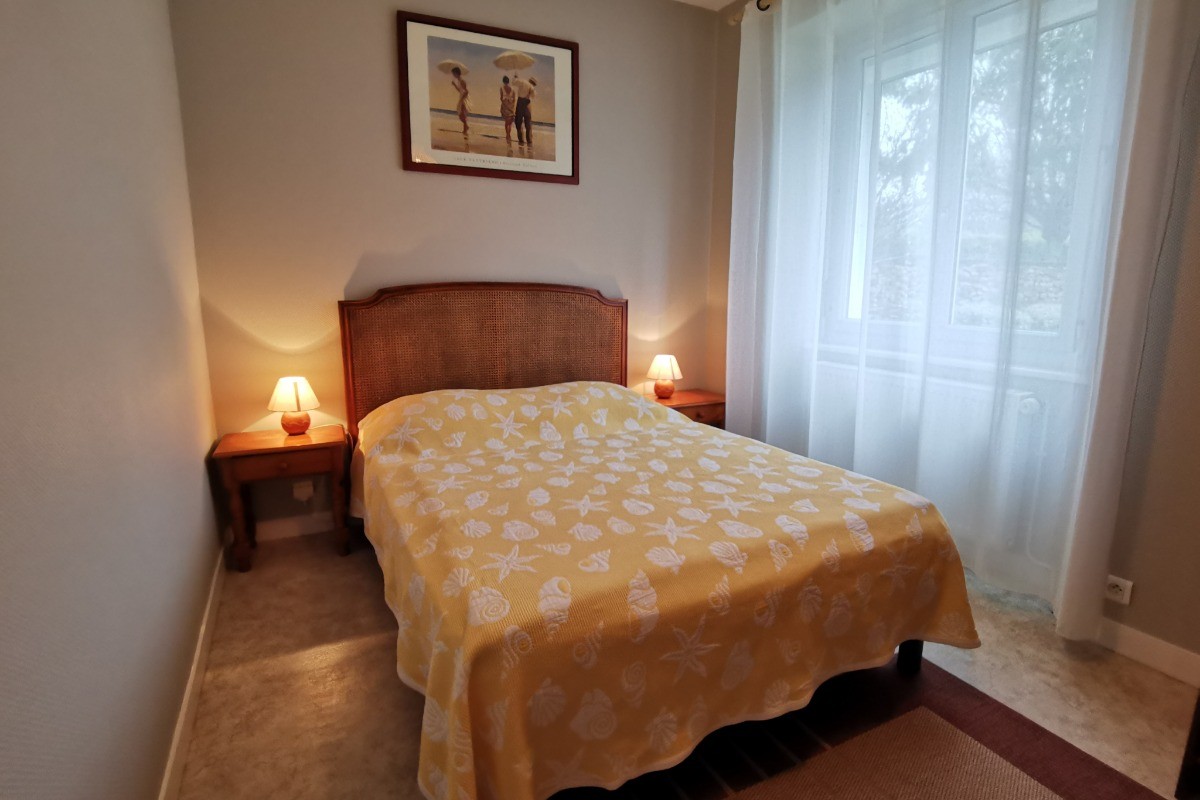 Une chambre au rdc avec un lit 140