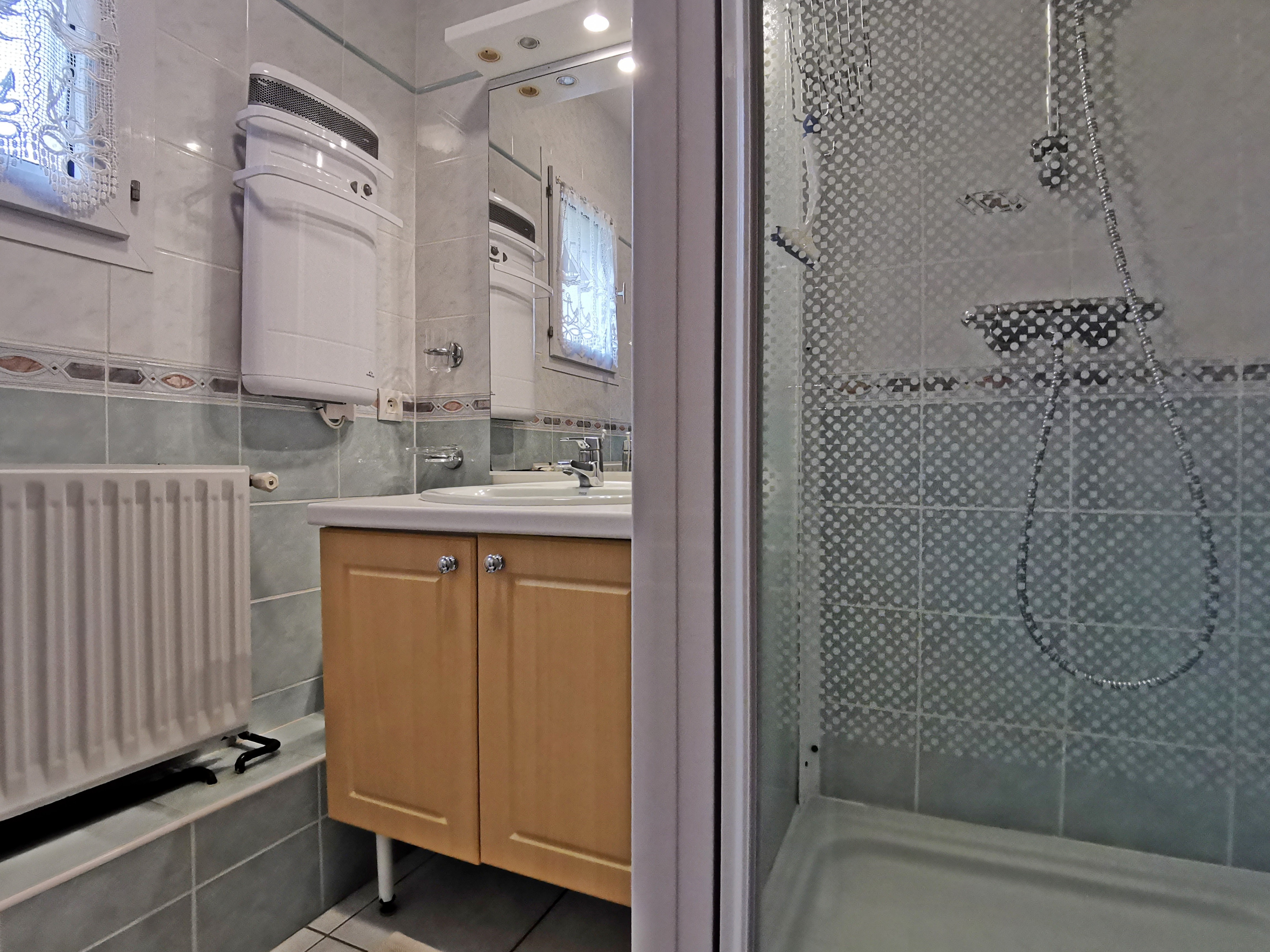 Salle d'eau communicante à la chambre