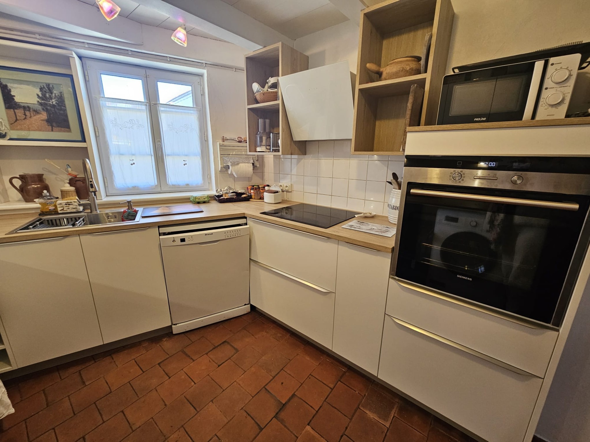 Cuisine aménagée avec four électrique, Micro ondes, Nespresso, bouilloire, lave-vaisselle et Lave linge