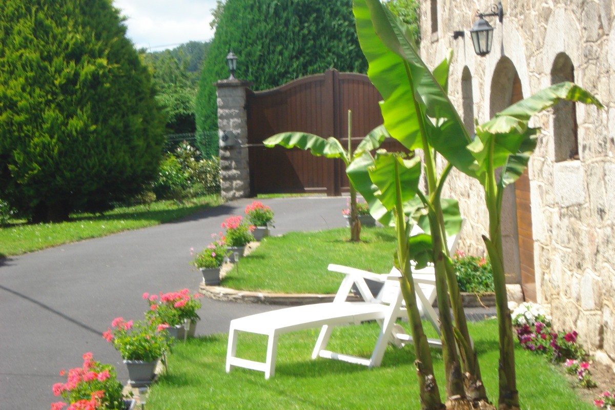 OUTDOOR SWIMMING POOL