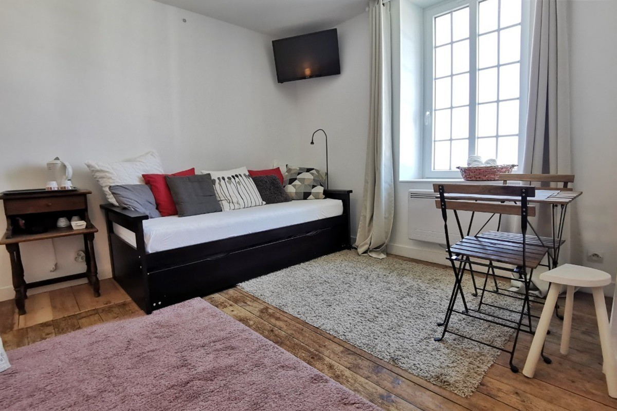 Chambre 1 avec TV + lit 160 et 90