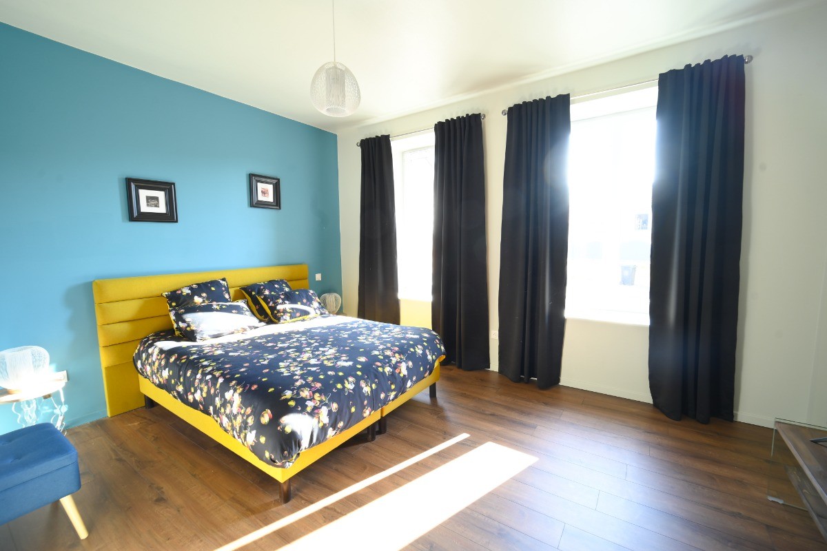 La chambre du RDC avec salle d'eau adaptée aux PMR