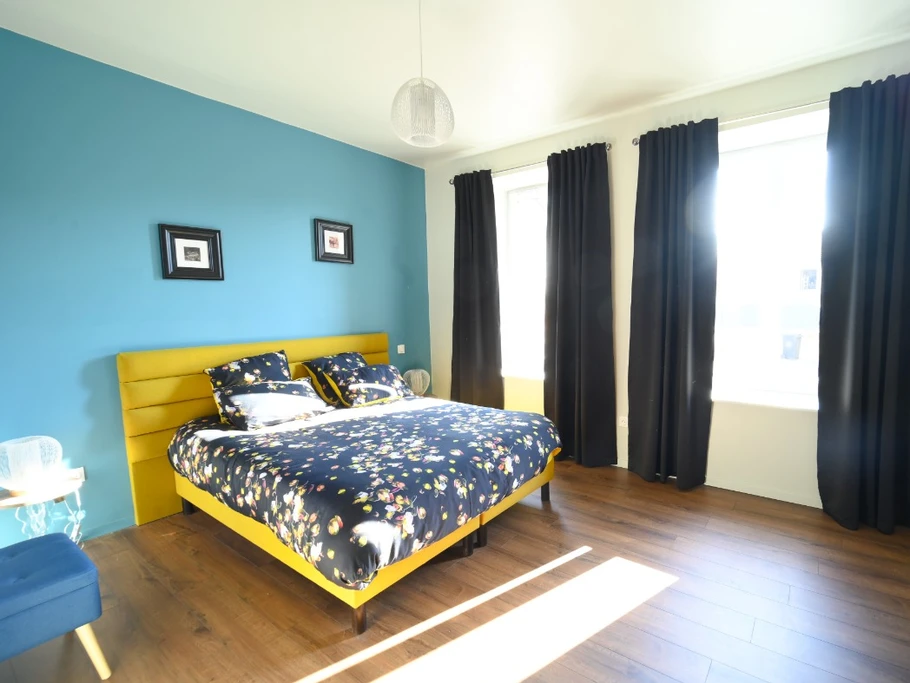 La chambre du RDC avec salle d'eau adaptée aux PMR