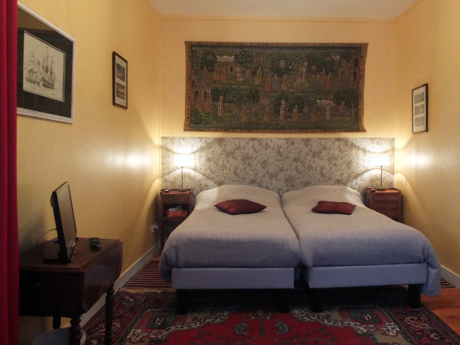 La chambre 1 au 1er étage donnant sur la terrasse couverte