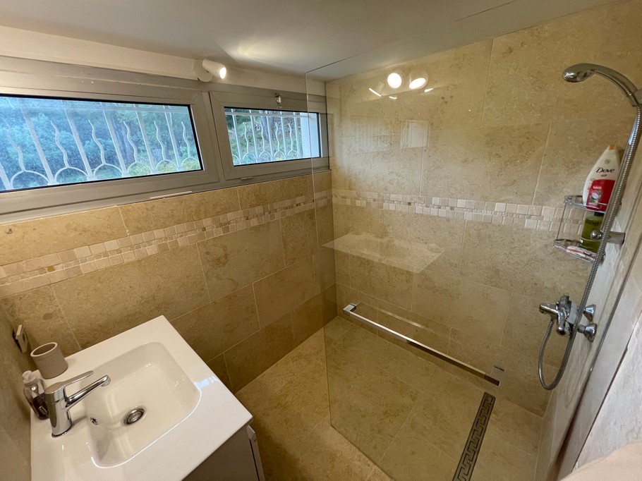 Salle de douche chambre 1