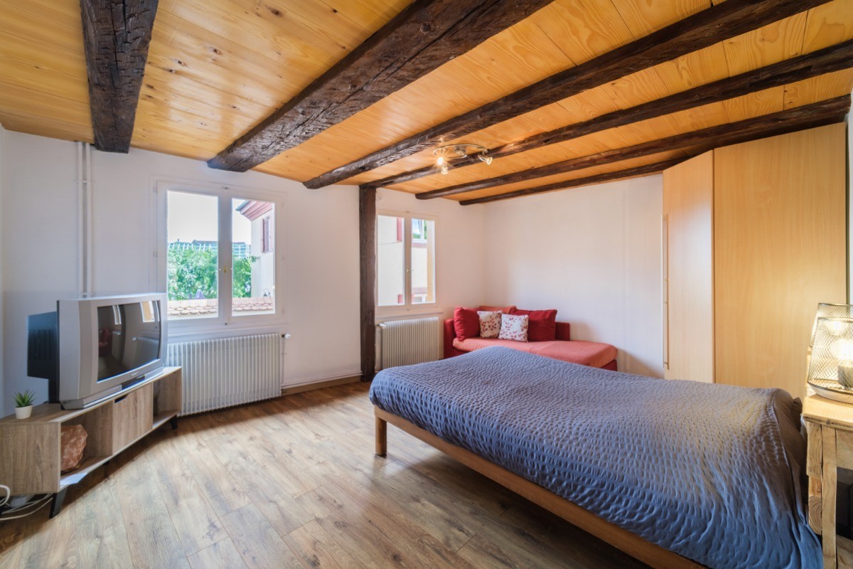 Chambre (4) avec un lit double et un TV