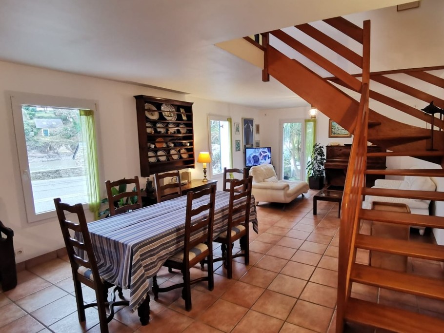 Pièce de vie lumineuse et spacieuse