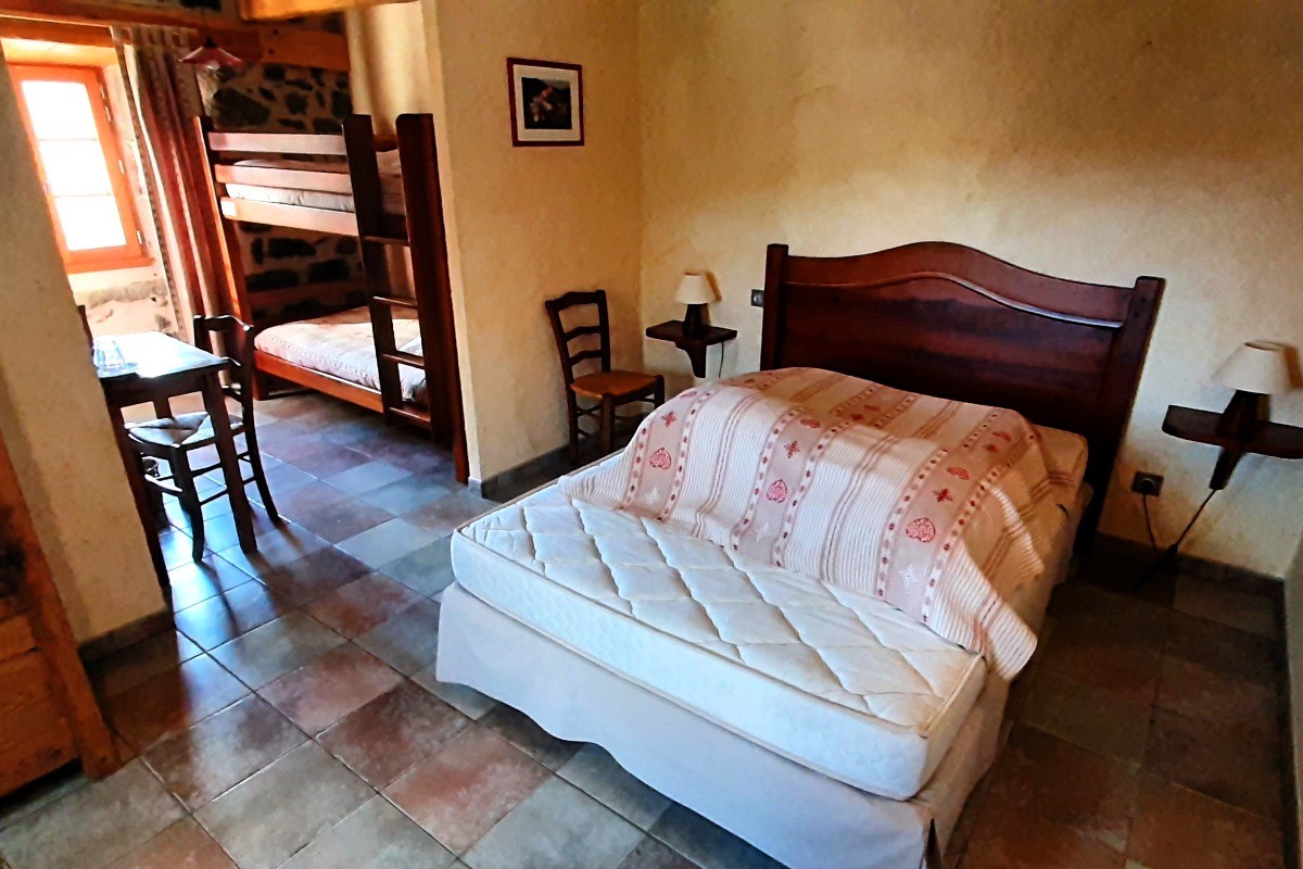 1er étage : Chambre Fleur de Pommier : 1 lit double et 2 lits 1 pers. superposés.