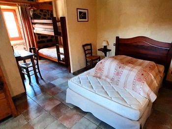 1er étage : Chambre Fleur de Pommier : 1 lit double et 2 lits 1 pers. superposés.