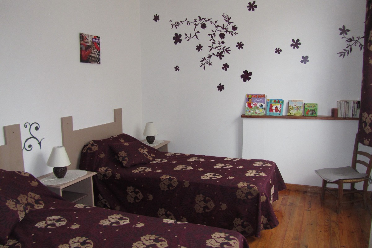 Chambre mauve avec  2 lits en 90