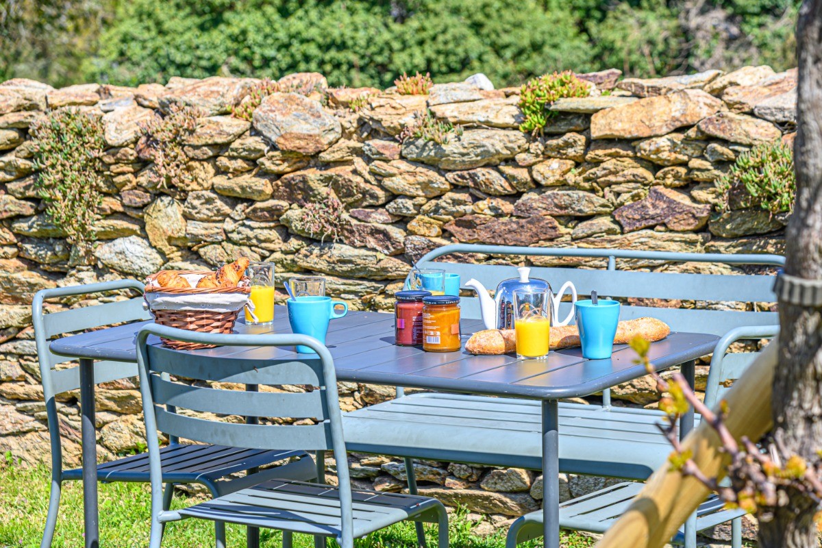 Petit déjeuner au jardin