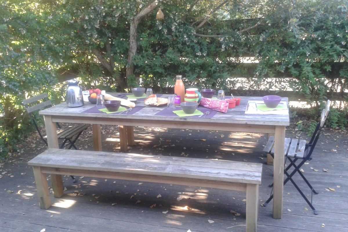 un petit déjeuner sur la terrasse