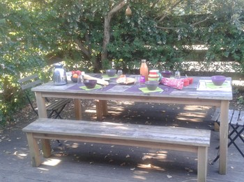 un petit déjeuner sur la terrasse