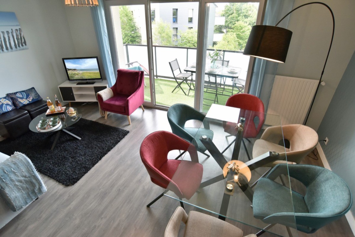 Spacieuse vie de vie ouverte sur le balcon