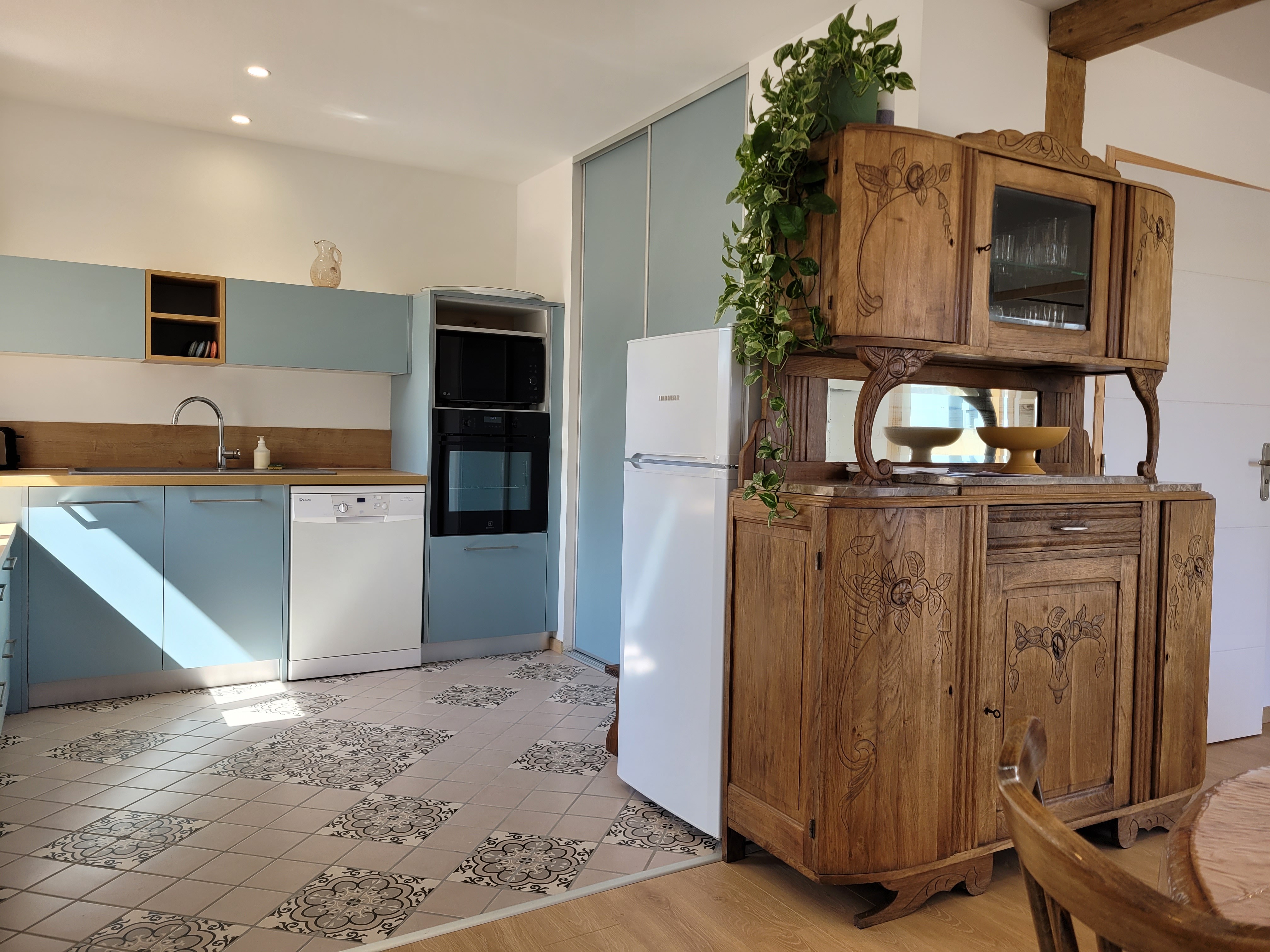 Le Cain, location de vacances, Clévacances, séjour-salon cuisine RDC