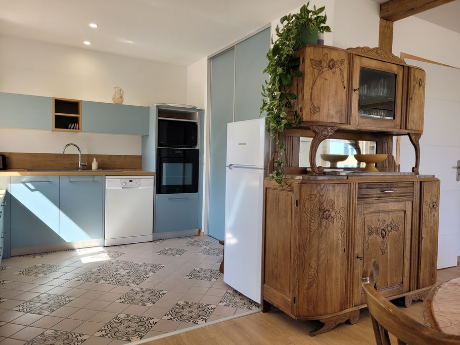 Le Cain, location de vacances, Clévacances, séjour-salon cuisine RDC