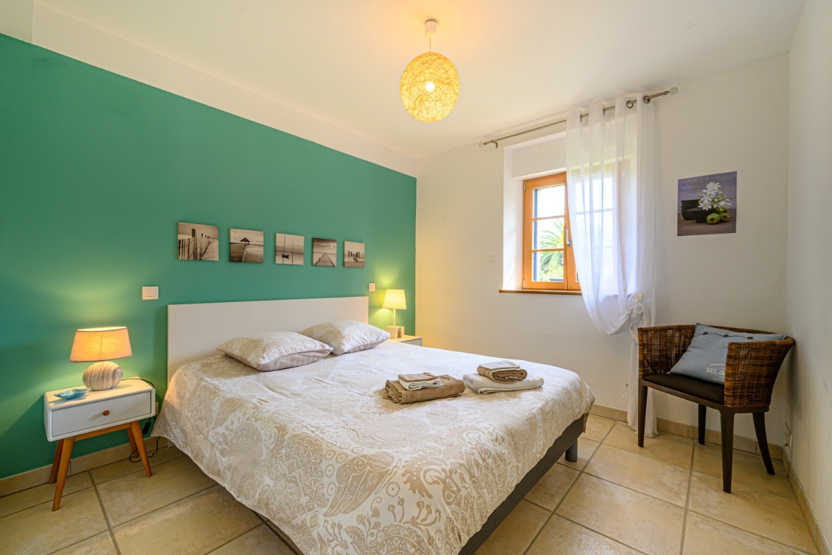 La chambre du rdc avec un lit de grandes dimensions