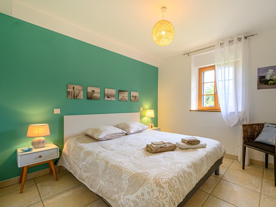 La chambre du rdc avec un lit de grandes dimensions