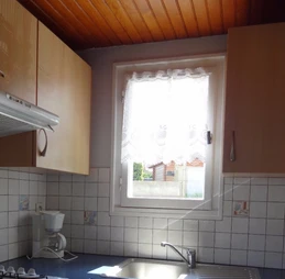kitchenette equipée d'un four ,frigo ,lave- vaisselle,micro-onde