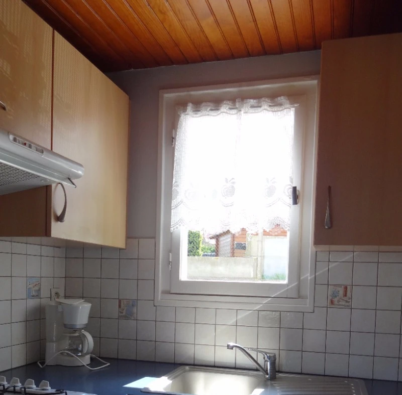 kitchenette equipée d'un four ,frigo ,lave- vaisselle,micro-onde