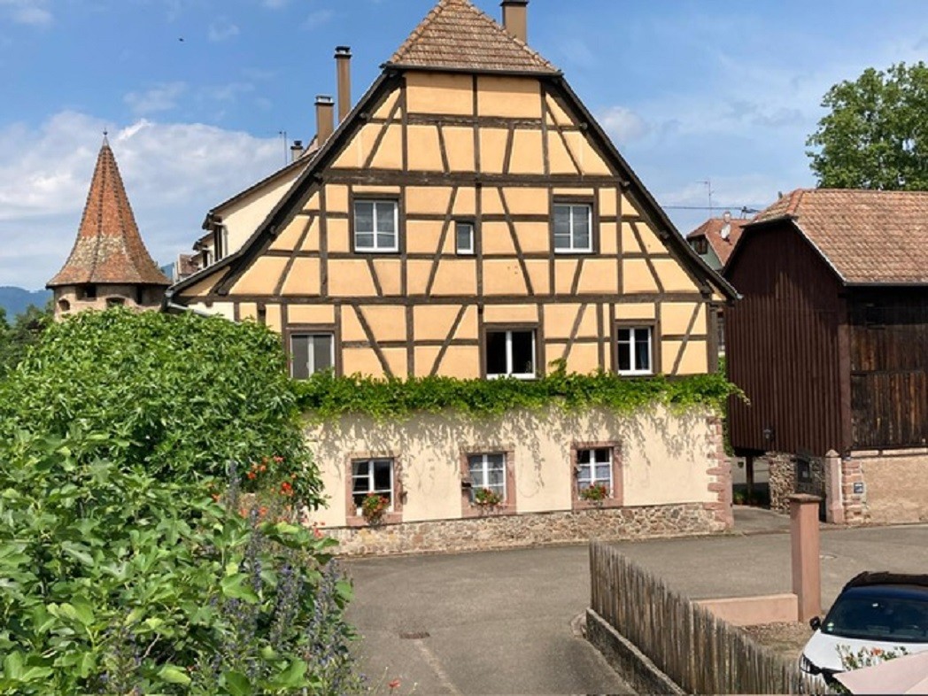 Le gîte se trouve dans une maison alsacienne doublée d'un hangar  à tabac