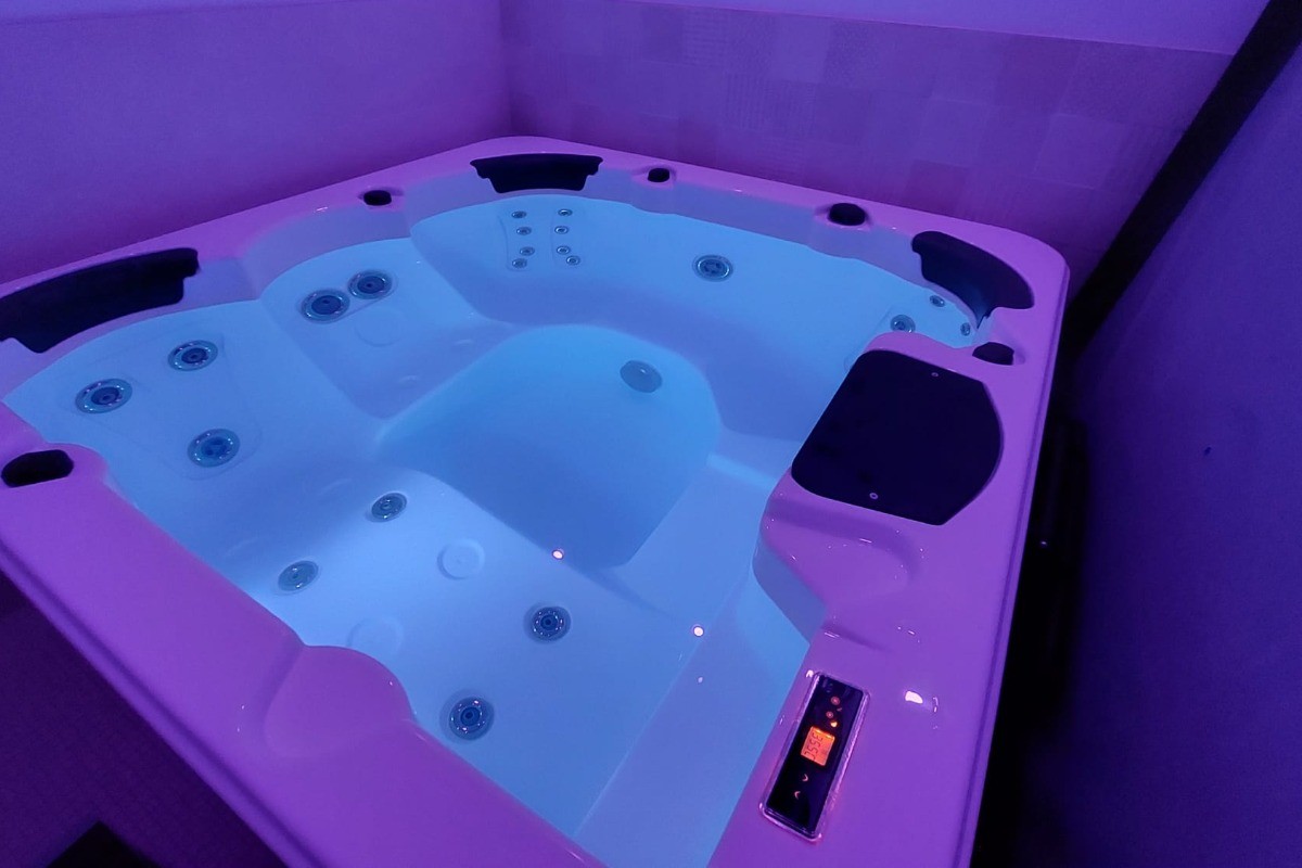Spa balnéo avec luminothérapie pour 6 personnes, espace détente privé