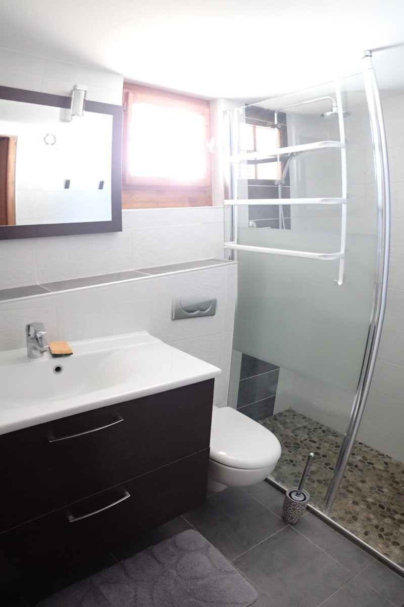 Salle de toilettes n°2  avec douche