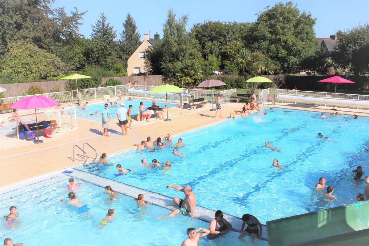 La piscine intercommunale chauffée et surveillée par des maîtres nageurs, juxtapose le camping (50m des emplacements camping, 100m des chalets et 250m des gîtes). La piscine est GRATUITE pour les vacanciers réservant du 6 Juillet au 23 Août 2024.