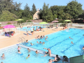 La piscine intercommunale chauffée et surveillée par des maîtres nageurs, juxtapose le camping (50m des emplacements camping, 100m des chalets et 250m des gîtes). La piscine est GRATUITE pour les vacanciers réservant du 6 Juillet au 23 Août 2024.