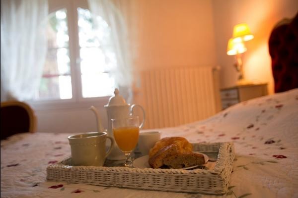 La chambre de l'étage et son lit de princesse.