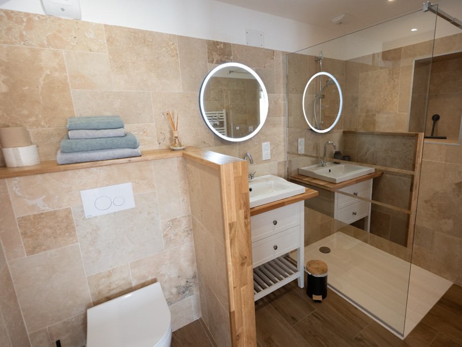 Salle de bain du gîte L'Erable sur la propriété "Les Coteaux de Pilauzin" en Charente maritime