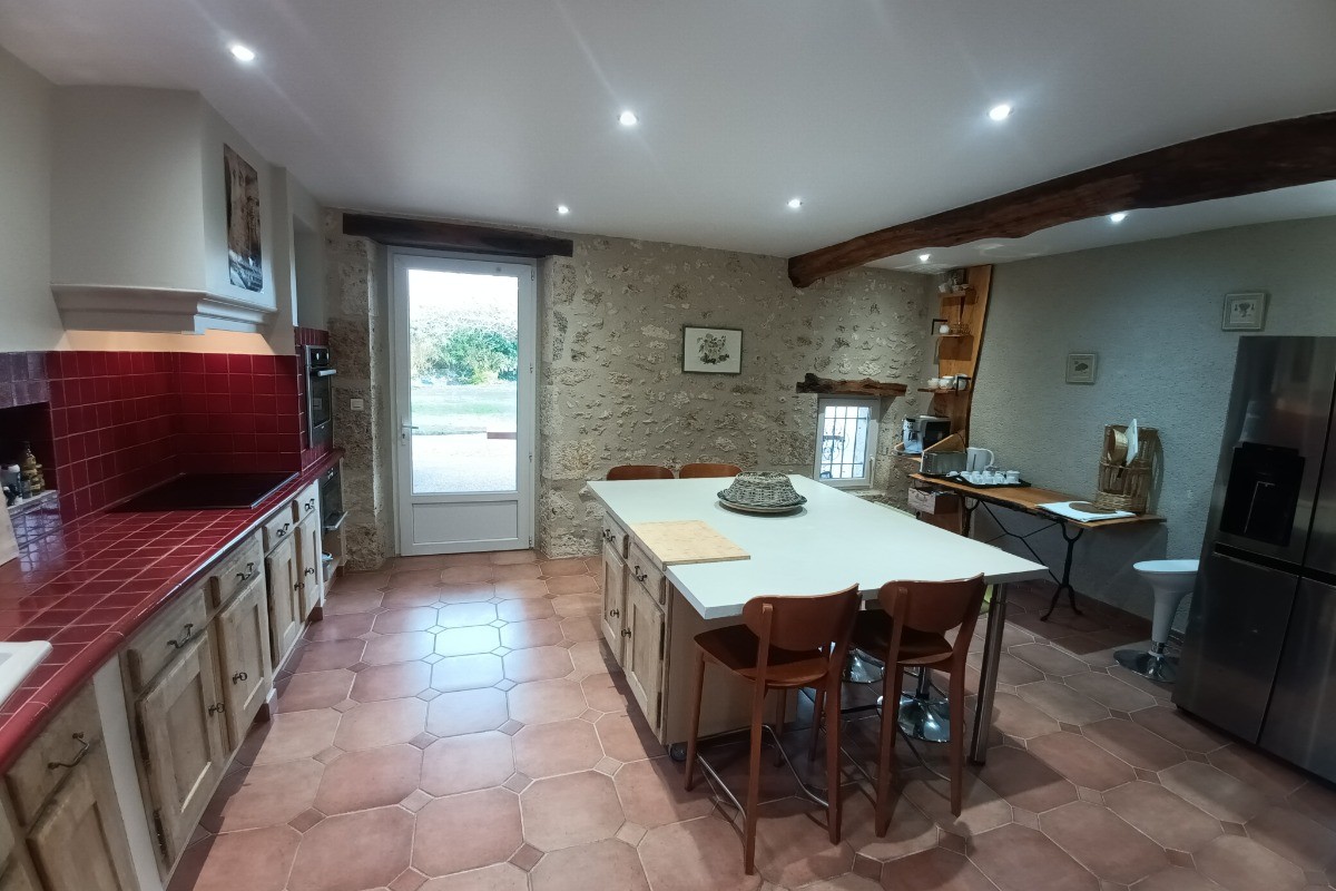 cuisine 25 m2 accès auvent, salon et cellier