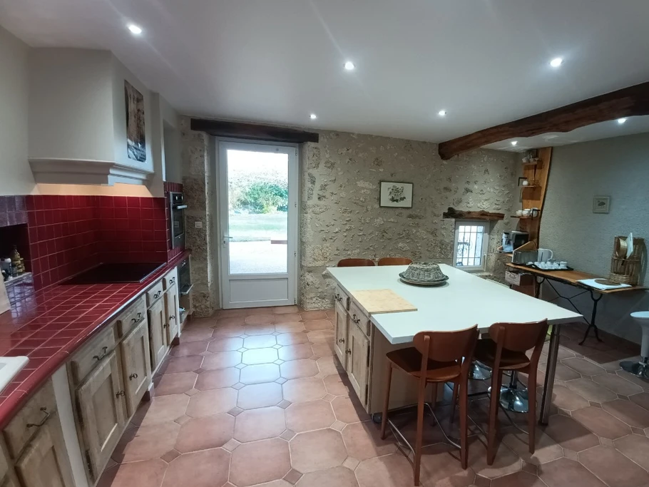 cuisine 25 m2 accès auvent, salon et cellier