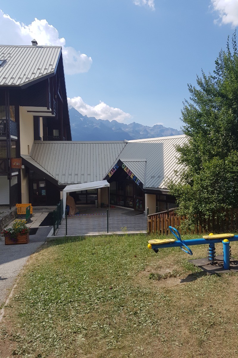 Garderie des tout-petits, à 100 m à pied de l'appartement et à 50 m de l'ESF