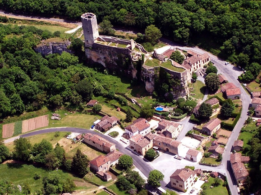 Le Château de Gavaudun et son magnifique village