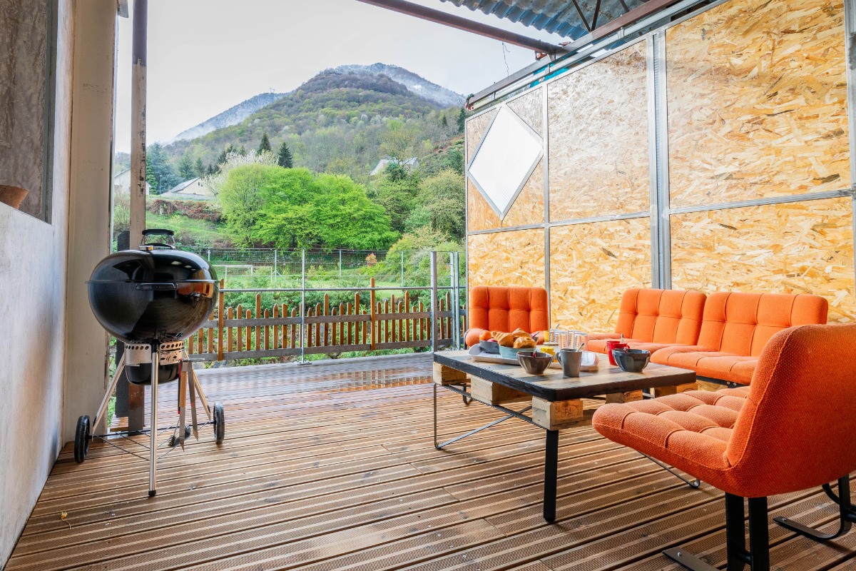 Loggia avec vue sur les sommets et le gave de cauteret
photo :Isa'bell photographie