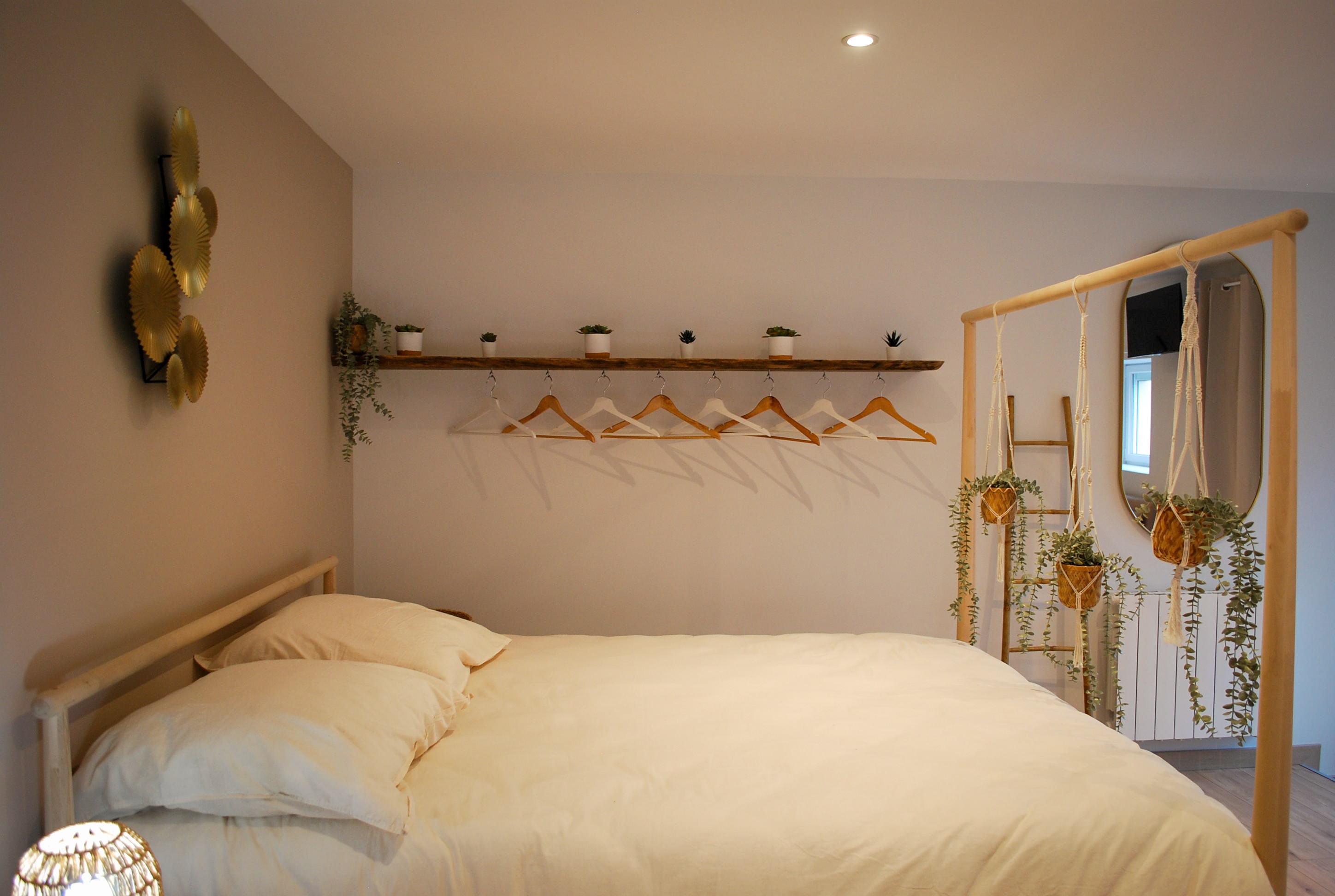 Le Logis de Ecuries, Renaison : la 2e chambre avec coin salon (TV connectée)