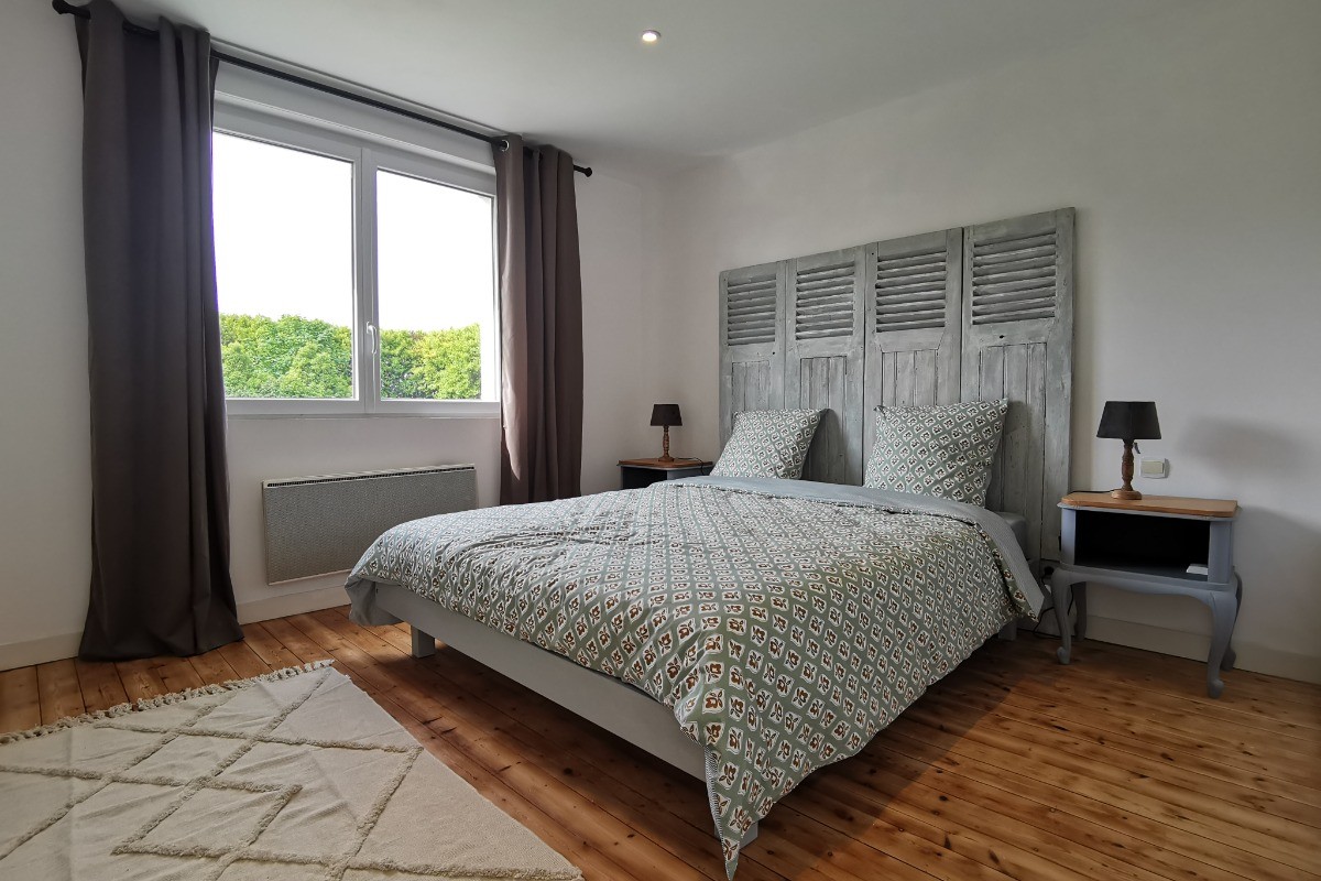 Etage 1: Chambre 1 avec lit 160 et vue jardin