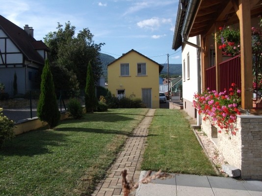 vue arrière côté entée (gîte en jaune au fond)