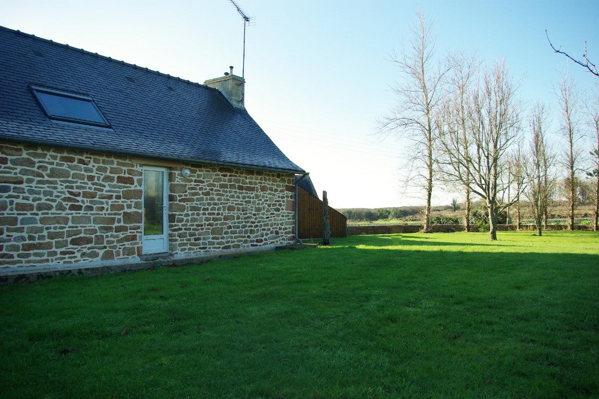 Jardin clos privé accessible de l'intérieur de la maison comme de l'extérieur coté terrasse