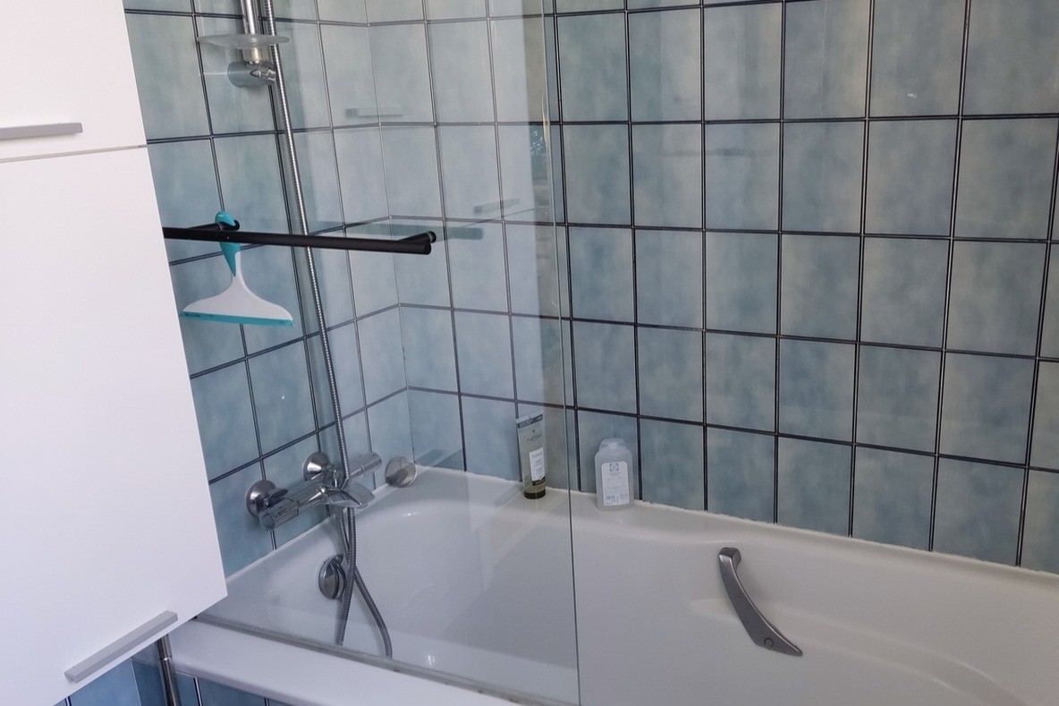 Une grande baignoire/douche confortable