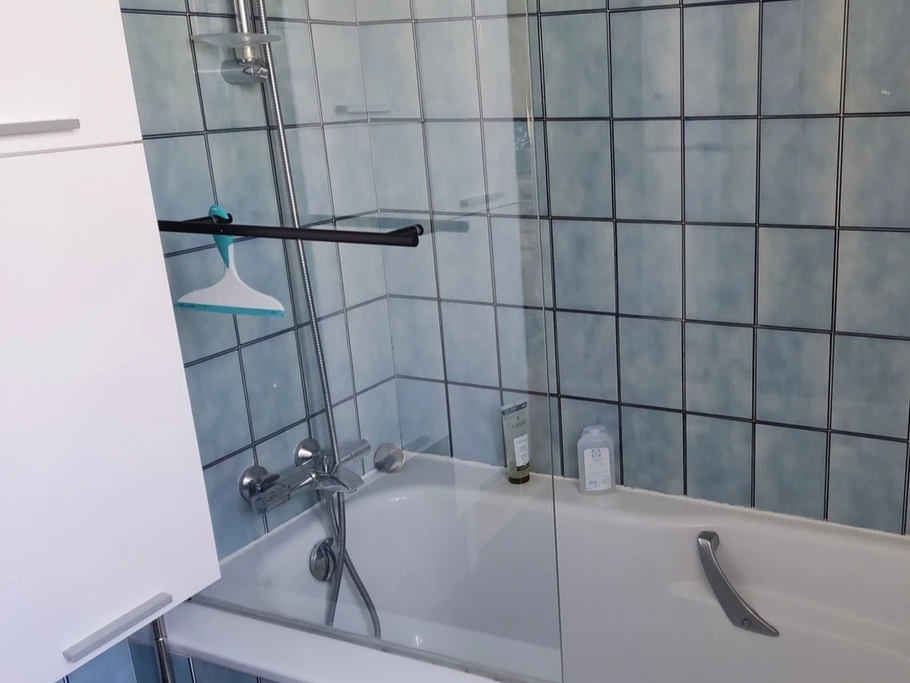 Une grande baignoire/douche confortable